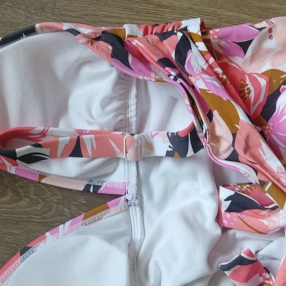 ☀️NWT High Coverage One Piece Pink Floral Swimsuit - Medium - Picture 9 of 11